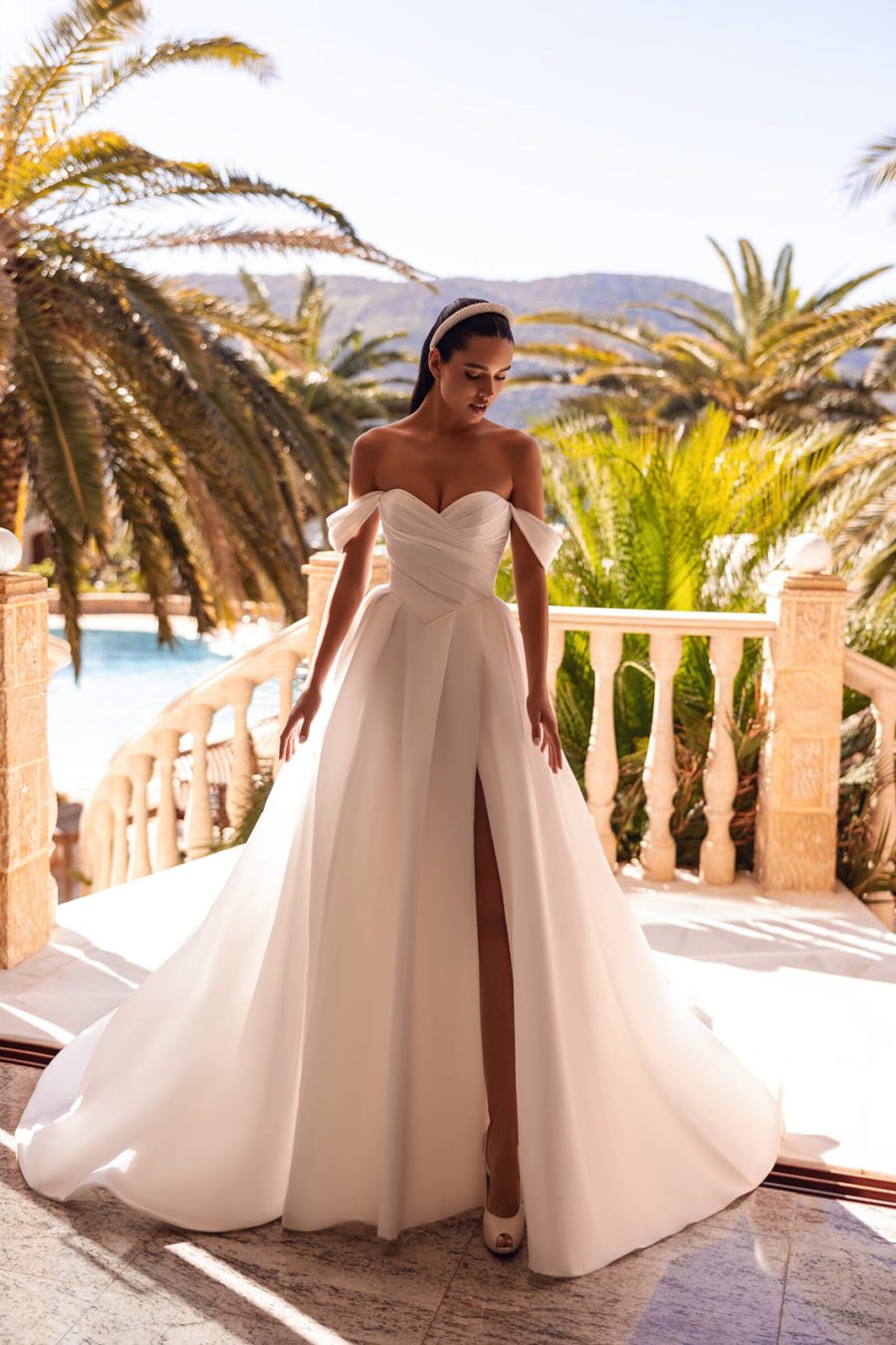 Suknia ślubna 8252  - Cosmobella - kolor Diamond white - rozmiar 36, 38 - Salon Le Mariage